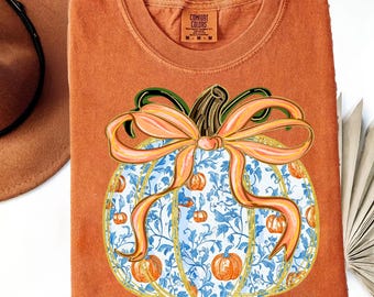 Camisa de calabaza con purpurina sintética Comfort Colors®, camisa de calabazas, camisa de calabaza preppy, camisa de calabaza con lazo azul, camiseta con estampado de otoño, regalo de Acción de Gracias