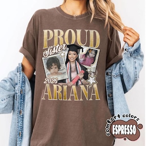Puede incluir: Camiseta marr&oacute;n con las palabras doradas "PROUD sister" y el nombre "ARIANA". La camiseta presenta tres fotos enmarcadas de una persona, con el a&ntilde;o "2026" debajo. La camiseta tambi&eacute;n tiene las palabras "comfort colors" y "ESPRESSO" en un c&iacute;rculo.