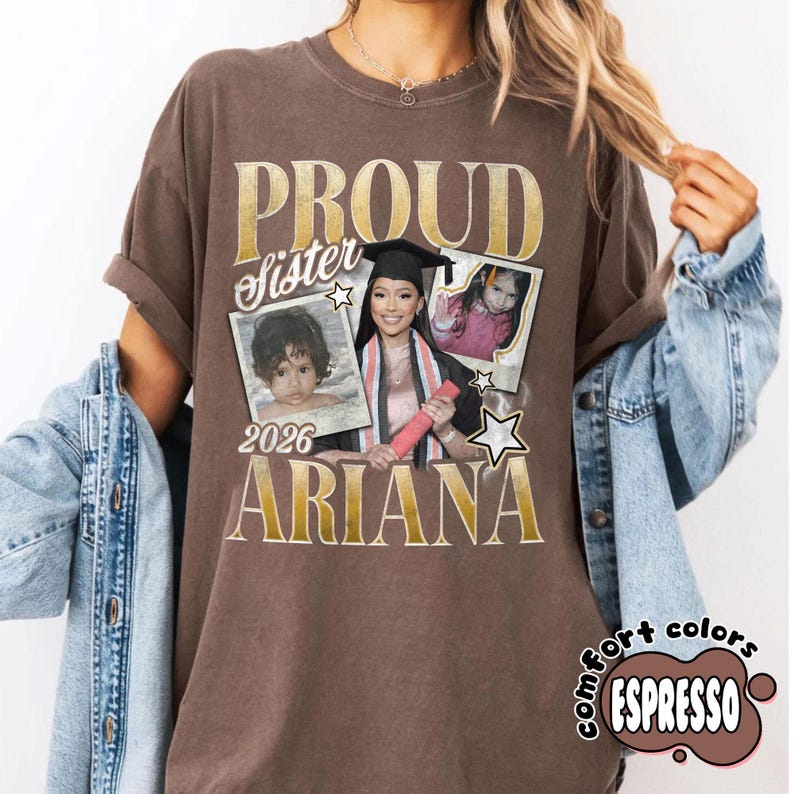Puede incluir: Camiseta marr&oacute;n con las palabras doradas "PROUD sister" y el nombre "ARIANA". La camiseta presenta tres fotos enmarcadas de una persona, con el a&ntilde;o "2026" debajo. La camiseta tambi&eacute;n tiene las palabras "comfort colors" y "ESPRESSO" en un c&iacute;rculo.