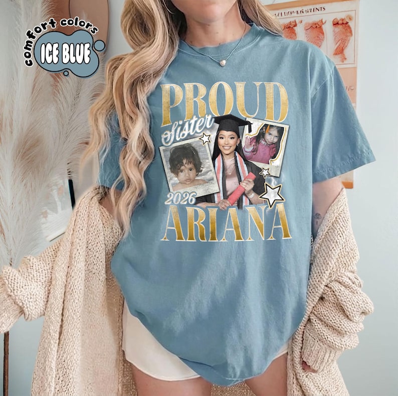 Puede incluir: Camiseta azul hielo con las palabras "PROUD Sister" y el nombre "ARIANA" en letras doradas. La camiseta presenta tres fotos enmarcadas de una persona, con el a&ntilde;o "2026" debajo de una foto. Las palabras "comfort colors" y "ICE BLUE" est&aacute;n en un c&iacute;rculo.