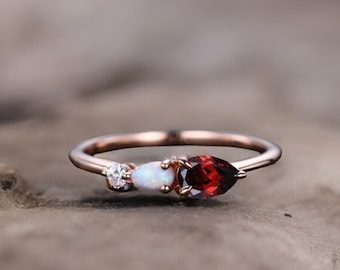 Anillo de compromiso de ópalo granate rojo vintage, gemas de corte de pera, banda de boda de moissanita art déco, anillo de promesa nupcial de mujer único de 3 piedras, anillo personalizado