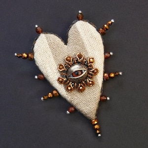 Broche grande de mau-olhado, joia de destaque, joia rústica, broche boho, olho realista em coração, broche de destaque vanguardista e incomum, presente para ela