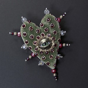 Broche de coração com olhos verdes, broche com grande ponta, estilo gótico Ren Faire, traje gótico Lolita, joias de Halloween, joias surrealistas