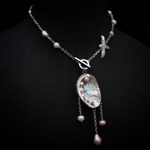Colar gargantilha iridescente com conchas e pérolas barrocas, estilo boho sereia.