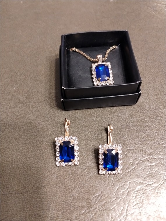 blue and diamond set necklace