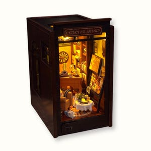Rincón de libros en miniatura DIY de la Agencia de Detectives: Escena de misterio vintage de madera / Detective Sherlock Holmes, regalos de diorama para amantes de la lectura