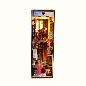 Kit de recanto para livros DIY Cherry Blossom Town - Miniatura de cidade japonesa vintage Onsen - Encarte de estante de madeira para colecionadores - Presentes para amantes de livros