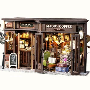 Magic Coffee Miniatura DIY Kit - Drewniany czarodziejski domek z pokrowcem na kurz, prezent na Dzień Ojca w Hogwarcie Booknook