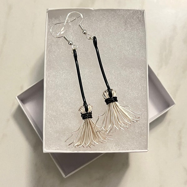 Handgemachte Besenstiel Ohrringe-Custom Besenstiel Ohrringe-Besen Ohrringe-Wire Wrapped Witchy Ohrringe-BroomStick Ohrringe-Hexenbesen Ohrring
