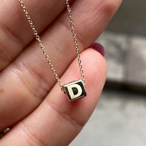 Collar personalizado de oro macizo de 14 quilates / Collar con letras con cuentas cúbicas de 5 mm / Regalo de aniversario / Regalo personalizado para ella / Personalización de collar