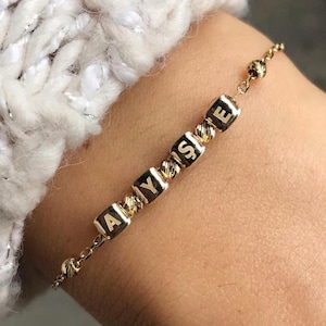 Pulsera personalizada de oro macizo de 14 quilates / Pulsera de cuentas cúbicas de 4 mm y 4 letras / Regalo para ella Pulsera personalizada / Regalo de San Valentín