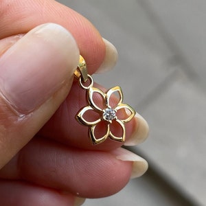 Blume Anhänger 14K Solid Gold. Gold Blumen Anhänger. Botanischer Anhänger. Echte Goldblumen-Halskette. Perfekt für Geschenkanhänger. Geschenk für Mädchen