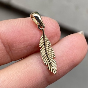 Ciondolo a forma di piuma in oro massiccio 14K: collana con ciondolo delicato