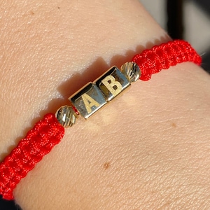 Pulsera de cubo personalizada de oro macizo de 14 quilates de 5 mm con dos letras grabadas en cubos. Pulsera personalizable. Pulsera con letras de diseño único.