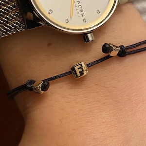 Pulsera de oro macizo de 14 quilates personalizada / Pulsera de cubo de 4 mm / Grabado de inicial personalizado / Regalo de San Valentín / Regalo para ella / Regalo de cumpleaños