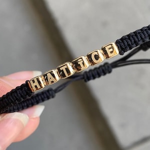 Pulsera con nombre personalizado en oro macizo de 14 quilates / Pulsera con cuentas cúbicas de 4 mm y 6 letras / Regalo de San Valentín / Regalo personalizado / Letra grabada