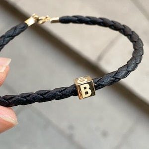 Pulsera personalizable para hombre en oro macizo de 14 quilates / Pulsera con letras en forma de cubo de 6 mm y cordón de cuero / Pulsera con letras grabadas personalizable / Regalo para él