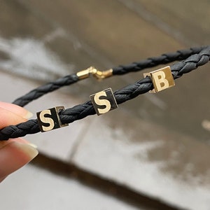Pulsera personalizada para hombre en oro macizo de 14 quilates / Pulsera con letras grabadas de 6 mm y 3 cubos / Regalo personalizado para hombre / Regalo de San Valentín / Joyería para hombre