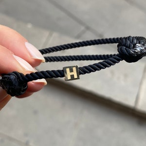 Pulsera personalizada con letra para hombre, oro macizo de 14 quilates, letra grabada en cubo de 6 mm con cuerda, pulsera personalizada, regalo para el Día del Padre.