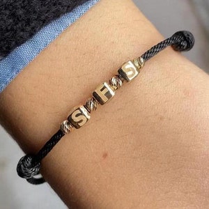 Pulsera con letras grabadas en oro macizo de 14 quilates, 4 mm y 3 cuentas cúbicas. Regalo para ella. Pulsera personalizada. Regalo para el día de San Valentín. Regalo para el día de la madre.