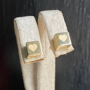 パーソナライズされたキューブイヤリング 14K ソリッドゴールド / 5 mm キューブカスタマイズイヤリング / ユニセックスイヤリング / スタッドイヤリング / 彼女へのギフト / 記念日のギフト