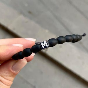 Pulsera personalizada con letras grabadas para hombre, oro macizo de 14 quilates, piedra de ónix natural, cubo de 6 mm, regalo para hombre, regalo de San Valentín