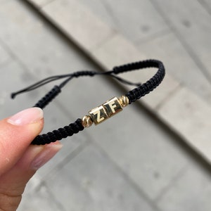 Pulsera de oro macizo de 14 quilates con forma de cubo de 5 mm y dos iniciales en forma de cubo con cuerda. Pulsera personalizada con diseño especial.