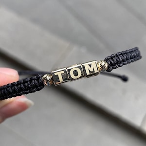 Pulsera personalizada para hombre de oro macizo de 14 quilates, pulsera con letras grabadas en cubos de 5 mm, regalo para hombre, regalo de San Valentín, joyería para hombre