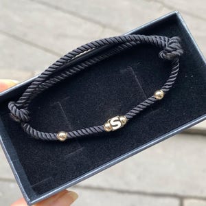 Pulsera con letras personalizadas para hombre en oro auténtico de 14 quilates. Pulsera con letras grabadas, cubo de 6 mm y cuentas de 5 mm. Regalo para hombre. Libre de impuestos.