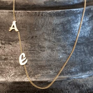 Collar personalizado de oro macizo de 14 quilates / Collar de 2 letras de 10 mm / Regalo de aniversario / Regalo personalizado para ella / Personalización de collar