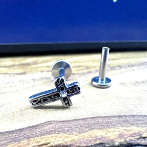 Piercing labret à dos plat | Boucles d'oreilles en acier chirurgical, cartilage croisé tragus hélicoïdal avec filetage interne, boucles d'oreilles homme femme, A474