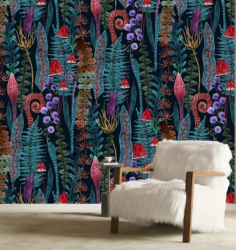 Puede incluir: Un sill&oacute;n blanco de piel sint&eacute;tica se encuentra frente a una pared azul oscuro con un patr&oacute;n repetitivo de helechos, setas y flores de colores.