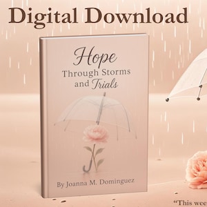 Puede incluir: Anuncio de descarga digital con un libro titulado "Hope Through Storms and Trials" con una ilustración floral. También se muestra un paraguas transparente y una rosa color melocotón. El texto incluye "devoción imprimible de 12 páginas".