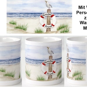 Könnte beinhalten: Weiße Keramiktasse mit einem Aquarellbild einer Strandszene. Das Bild zeigt einen Rettungsring mit dem Text "Wunschort Strand" und eine Möwe, die auf einem Holzpfosten sitzt. Der Text "Mit Wunschort Personalisierung z.B. Juist Wangerooge Malediven" ist auf die Tasse gedruckt.