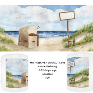 Può includere: Tazza in ceramica bianca con un dipinto ad acquerello di una scena di spiaggia. L'immagine include una sedia a sdraio in vimini, dune di sabbia e un cartello con la scritta "Wunsch Strand". La tazza ha il testo "Mit Wuschort / -strand / -name Personalisierung Z.B Wangerooge Langeoog Sylt".