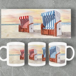 Può includere: Tre tazze in ceramica bianca con una scena di spiaggia stampata. La scena presenta due sedie da spiaggia, una a strisce rosse e bianche e l'altra a strisce blu e bianche, su una spiaggia sabbiosa con un tramonto sullo sfondo.