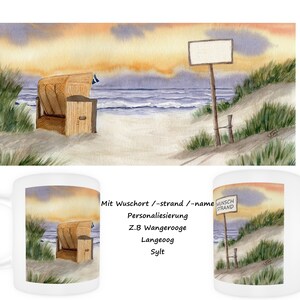 Könnte beinhalten: Weiße Keramiktasse mit einer Aquarell-Illustration einer Strandszene. Die Szene zeigt einen Strandkorb, einen Weg zum Meer und ein Schild mit der Aufschrift "Wunsch Strand". Der Text auf der Tasse lautet "Mit Wuschort / -strand / -name Personalisierung Z.B Wangerooge Langeoog Sylt".