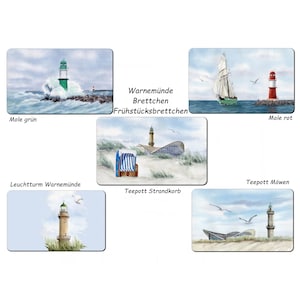 Könnte beinhalten: Ein Set aus fünf rechteckigen Tischsets mit Aquarellillustrationen von Küstenszenen. Jedes Tischset zeigt eine andere Ansicht, darunter Leuchttürme, Segelboote und Strandkörbe, mit einem bewölkten Himmel und Ozeanhintergrund. Text auf Deutsch vorhanden.
