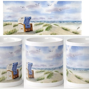 Può includere: Una tazza in ceramica bianca con un design ad acquerello di una scena di spiaggia. Il design presenta una sedia da spiaggia a strisce blu e bianche con un giornale sopra, dune di sabbia e gabbiani che volano nel cielo. L'oceano è sullo sfondo.