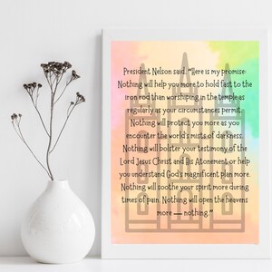 Puede incluir: Una impresión enmarcada con un fondo de acuarela rosa, amarillo y verde. La impresión presenta una cita del presidente Nelson sobre la importancia de la adoración en el templo. La cita dice: "Aquí está mi promesa: Nada te ayudará más a aferrarte a la barra de hierro que adorar en el templo tan regularmente como tus circunstancias lo permitan. Nada te protegerá más cuando te encuentres con las nieblas de oscuridad del mundo. Nada fortalecerá más tu testimonio del Señor Jesucristo y su expiación o te ayudará a comprender mejor el magnífico plan de Dios. Nada calmará más tu espíritu durante los tiempos de dolor. Nada te abrirá más los cielos - nada."