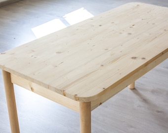 Grande table à manger minimaliste en bois de sapin massif avec pieds en hêtre pour 6 personnes