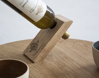 Customizable gift for dad and companion, balanced bottle holder for wine in reclaimed oak wood