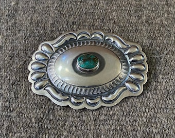 Vintage Navajo Robert Johnson Brosche oder Anstecknadel aus getriebenem Silber und Türkis, gefertigt in Repoussé-Technik.