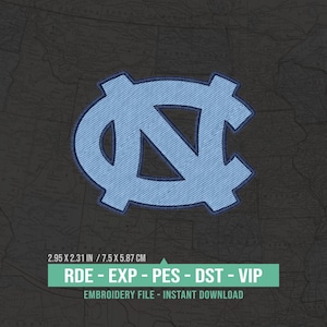 Op de afbeelding: Een lichtblauw geborduurd logo met een in elkaar grijpend NC-ontwerp met een donkerblauwe rand. Het digitale bestand bevat de tekst 7.5 X 5.87 CM en RDE - EXP - PES - DST - VIP EMBROIDERY FILE - INSTANT DOWNLOAD op een donkere kaartachtergrond.