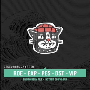 Può includere: Toppa ricamata in bianco e nero di un gatto con un cappello rosso e bianco. La toppa misura 7,5 cm per 6,6 cm. Il testo "RDE - EXP - PES - DST - VIP" è sotto la toppa.
