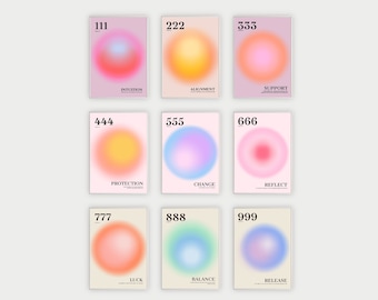 Può includere: Nove poster colorati con i numeri da 111 a 999 e un cerchio sfocato al centro di ogni poster. Ogni poster ha una parola in basso, come "Intuizione", "Protezione", "Cambiamento", "Riflettere", "Fortuna", "Equilibrio" e "Rilascio".