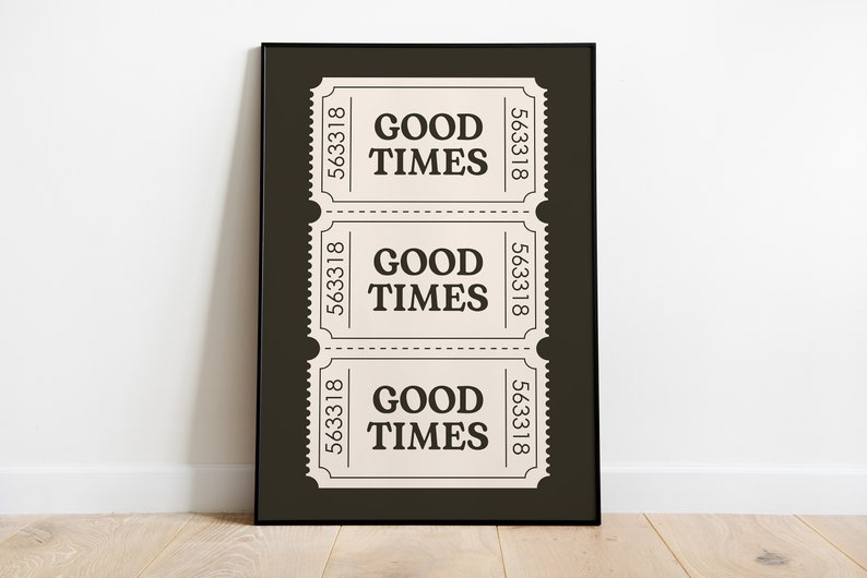 以下が含まれることがあります： 濃い茶色の背景に「GOOD TIMES」と書かれた白いチケットが3枚ある、黒枠のプリントです。