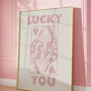 Póster de arte de pared retro de moda "Lucky You", impresión estética de moda, arte de pared de la Reina de Corazones, impresión de la carta As, reina de moda en rosa claro funky.