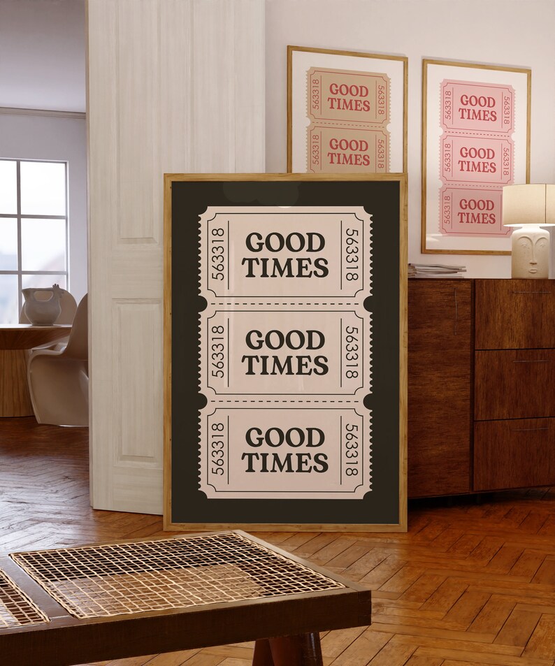 以下が含まれることがあります： レトロなフォントで「Good Times」と書かれたチケットが3枚ある、黒枠のプリント。チケットはピンクで、563318という番号が印刷されています。