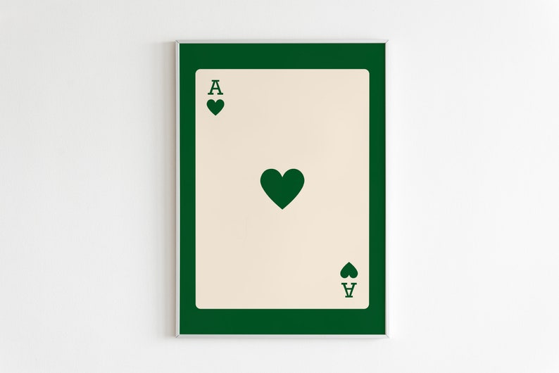 Puede incluir: Una impresi&oacute;n enmarcada de una carta de as de picas con un borde verde y un fondo crema. El as de picas se representa en un estilo minimalista con un coraz&oacute;n verde en el centro y la letra A en la parte superior e inferior.